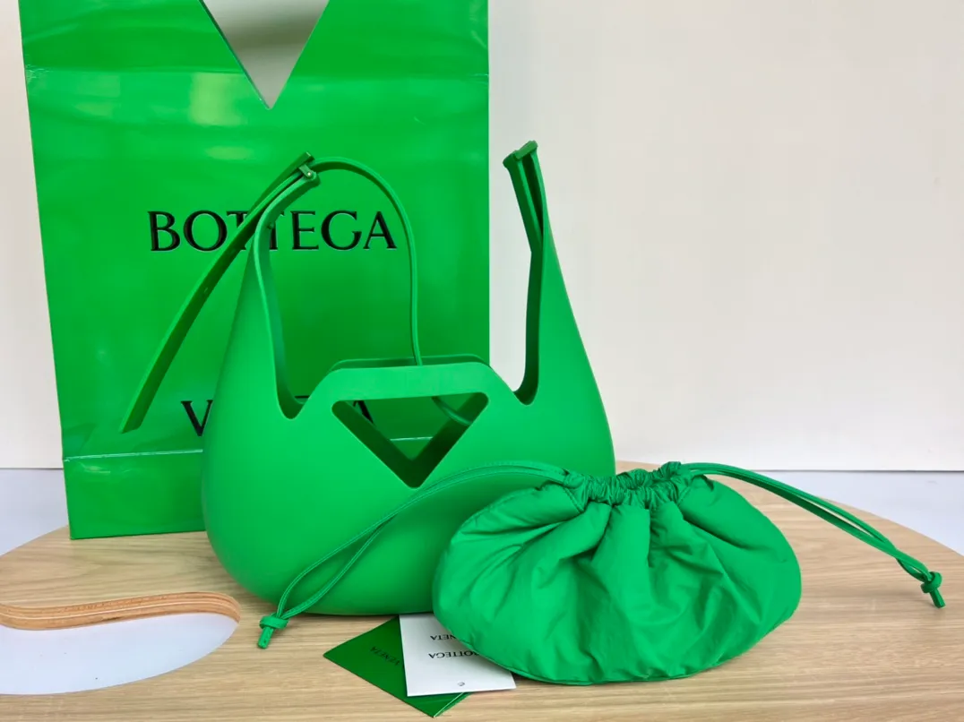 B's new model is coming [let me see] 696920 rubber shoulder bag Wow wow wow! The shape is simply the finishing touch. It is a shoulder bag made of velvet rubber. This special material makes the bag light, soft and practical. There is a nylon drawstring pouch inside that can be removed at will. It is really suitable for girls to store various small items. It is durable, lightweight, easy to store, looks good and has a sweet and high-end feel. This is so cute that I want to keep it privately. Dimensions: 27x17x7.5